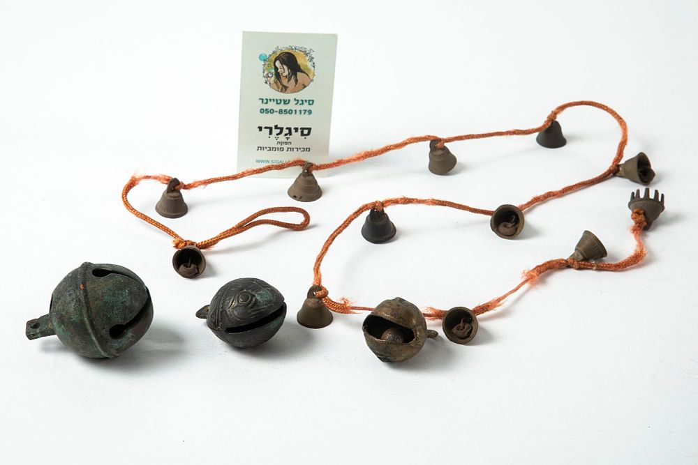 לוט פעמוני ברונזה עתיקים, כולל שרשרת פעמונים
