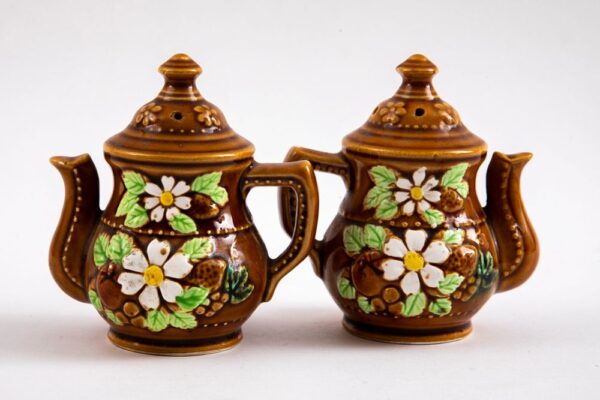 זוג מלחיות מעוצבות כקומקומים, תוצרת יפן