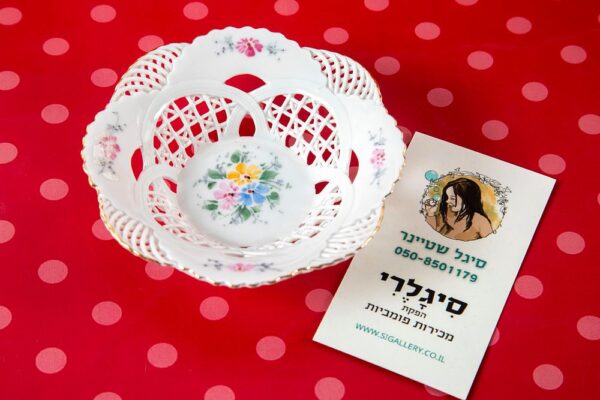 צלוחית פורצלן מעוטרת בעבודת חסר עדינה ובציור יד