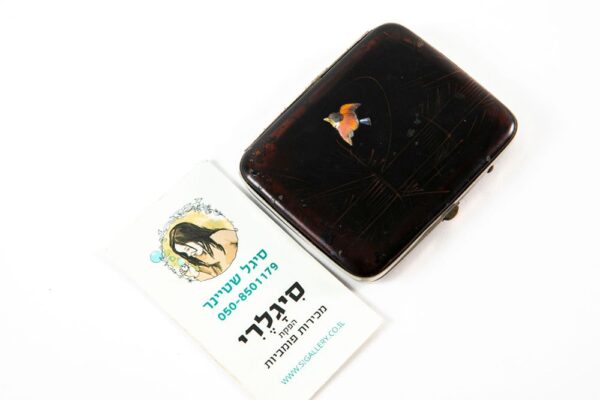 קופסת סיגריות מעוטרת בציפור בשיבוץ אם הפנינה