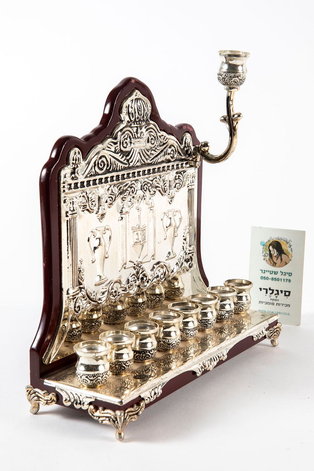 חנוכיה כסופה על בסיס עץ – תמונה 2