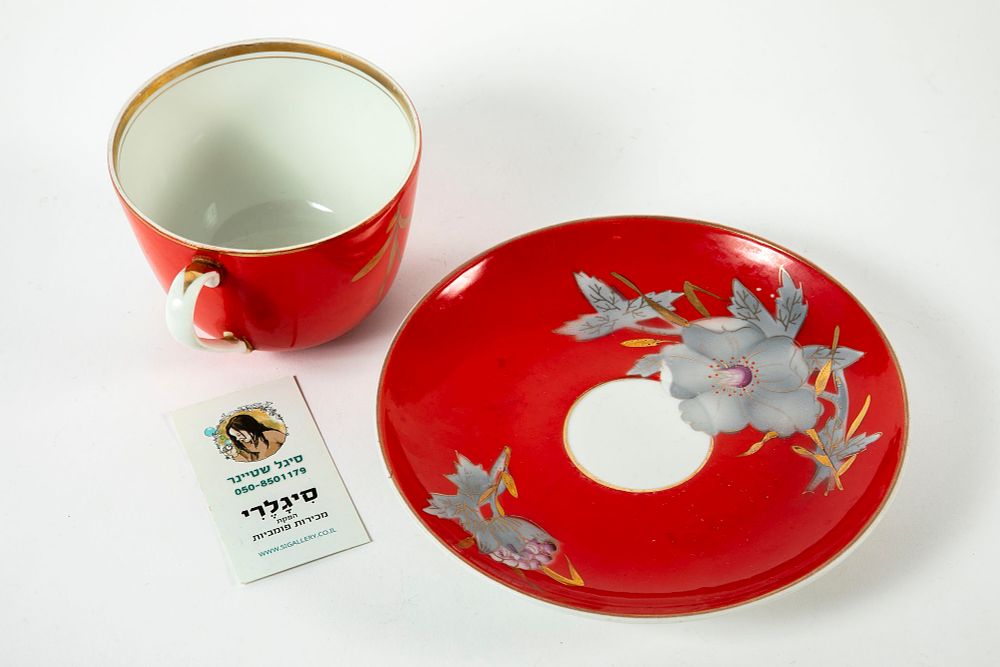 ספל ותחתית פורצלן ענקיים, בעיטור פרחים והזהבה על רקע אדום – תמונה 2