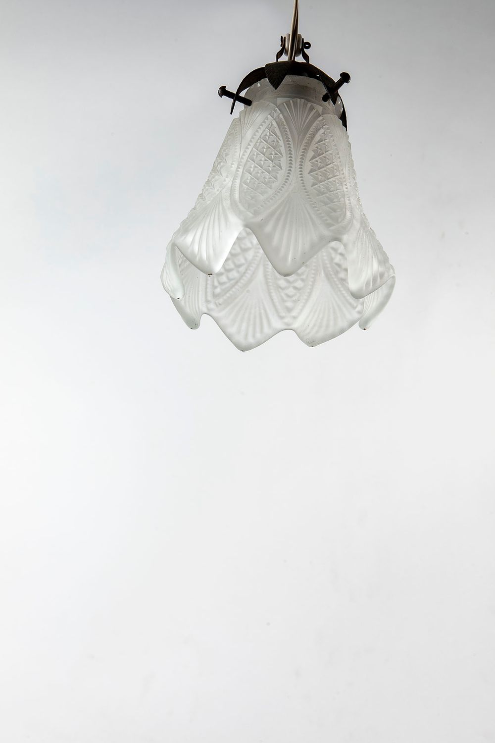 מנורת תקרה, אהיל Pressed Glass בדוגמת עלים – תמונה 3